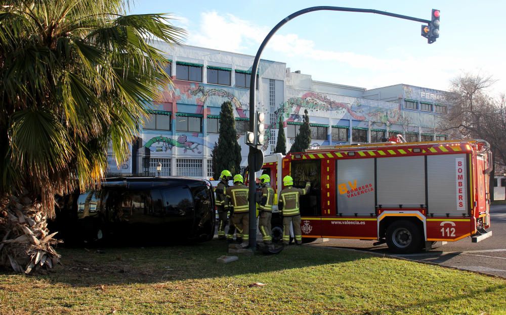 Un coche vuelca en una rotonda del Bulevar Sur de València