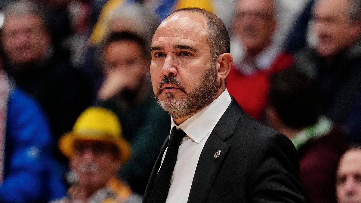 El entrenador del Real Madrid Mateo Chus reacciona durante el partido correspondiente a cuartos de final de la Liga Copa del Rey de baloncesto