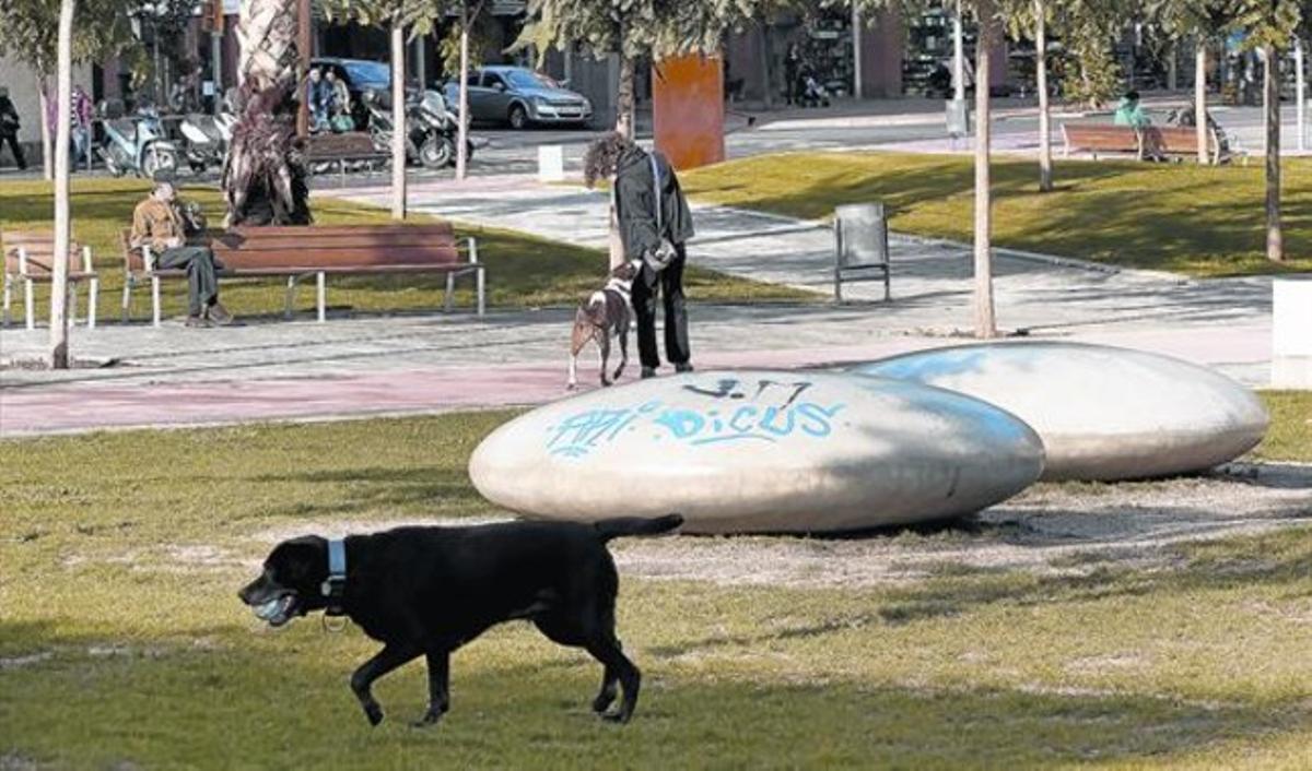 Perros, pintadas y clapas en el césped marcan ya el parque de Can Xiringoi, ocho meses después de su inauguración, como se puede ver en esta imagen de la semana pasada.