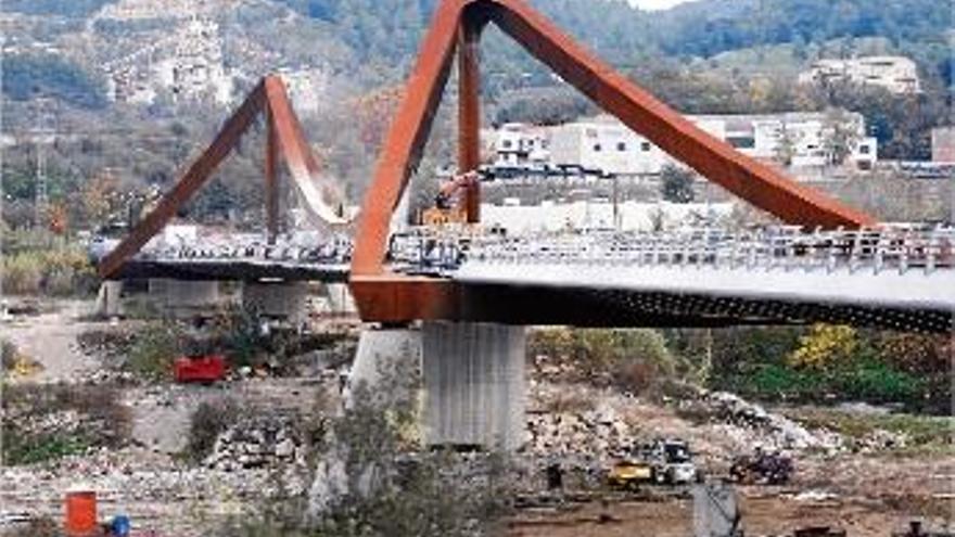 Els treballs de construcció del pont sobre el riu Ter, a la ciutat de Girona.