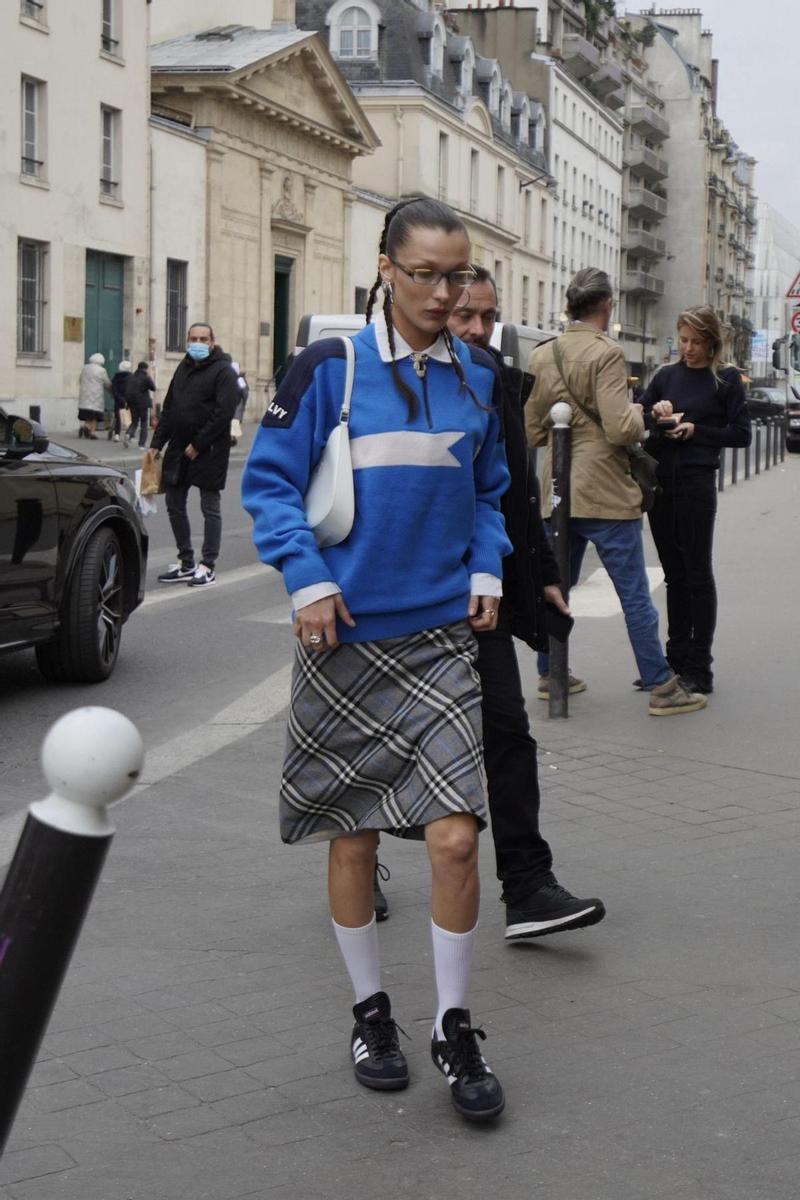 Bella Hadid con sudadera