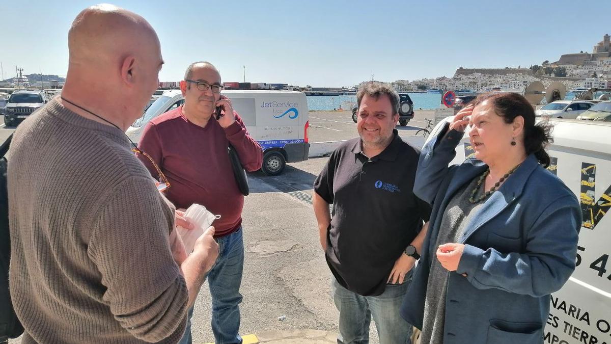 La consellera, con pescadores en la Cofradía de Ibiza.