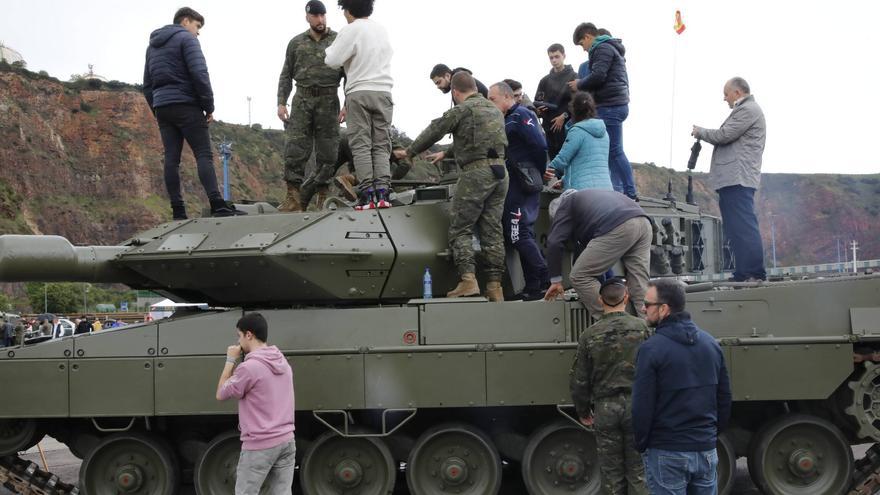 Masivo arranque del Día de las Fuerzas Armadas en Gijón: colas para embarcar, acceso al interior de los tanques y mucha expectación
