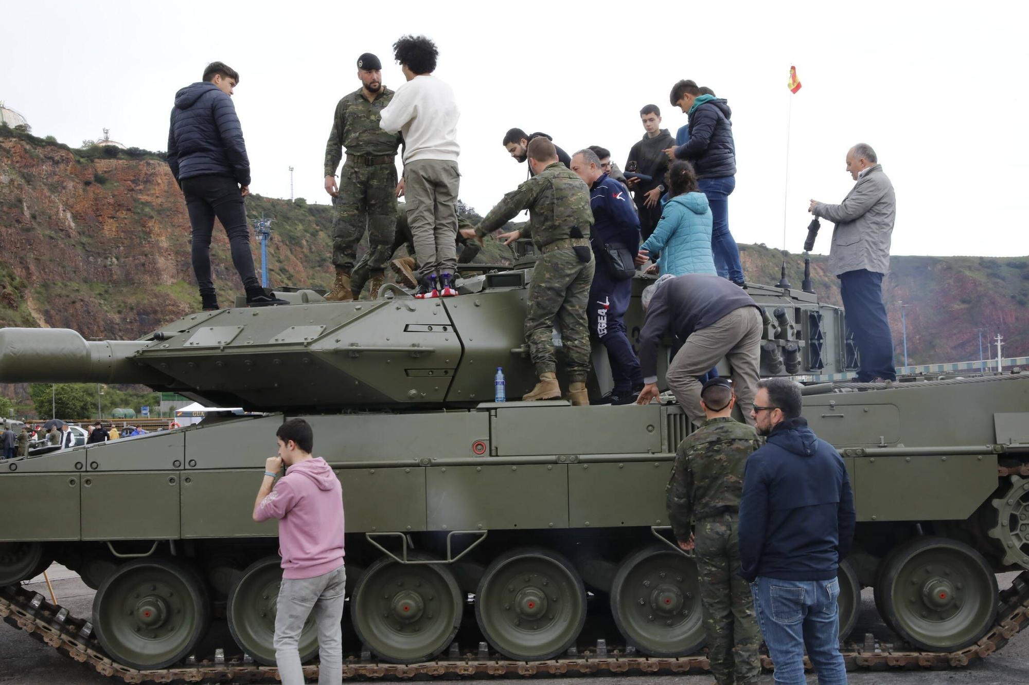 Así fue la visita institucional a los barcos de guerra que están en Gijón por el Día de las Fuerzas Armadas