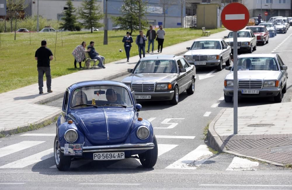 Decenas de automóviles de otras épocas tomaron las calles de Lalín con motivo de la VIII Ruta de Coches Clásicos do Cocido.