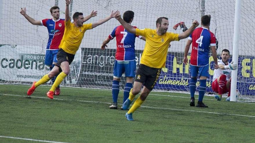 Los jugadores del Condal celebran el gol que les dio la victoria en Ganzábal.