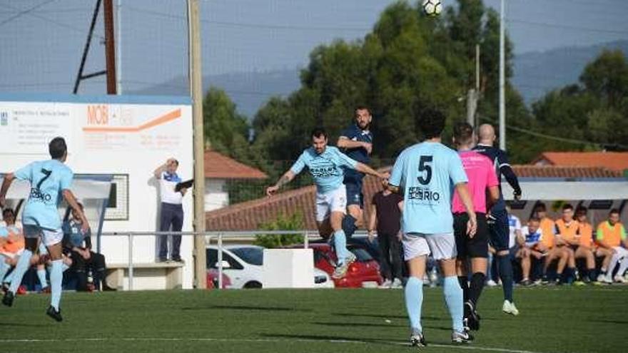 Disputa de un balón aéreo, ayer en el campo de As Laxes. // G.N.