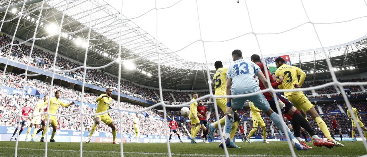 Los futbolistas del Villarreal ven con resignación cómo el balón se cuela en su portería en El Sadar.