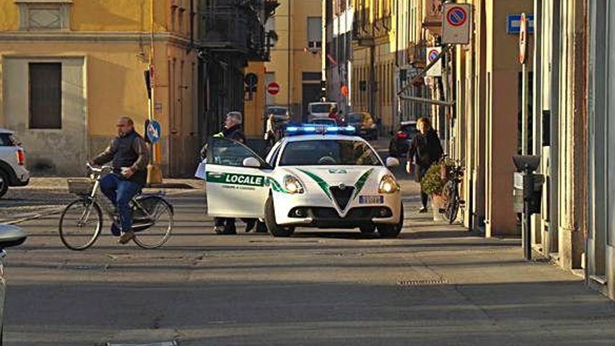 Un cotxe de policia a Codogno, després que als residents se&#039;ls ha demanat que es quedin a casa