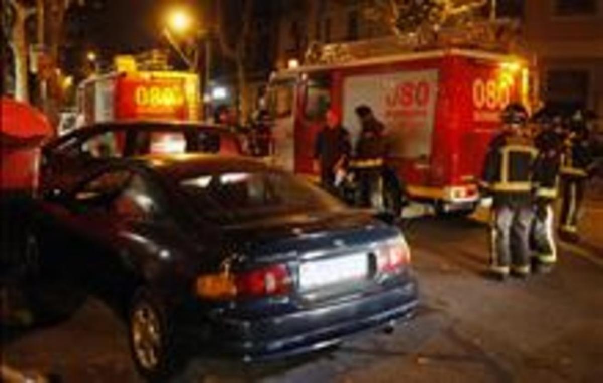 Intervenció dels Bombers de Barcelona en un accident al passeig de Sant Joan.