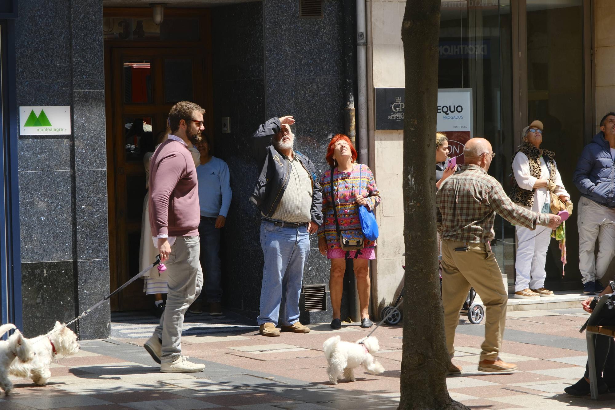 Alarme en la calle Uría de Oviedo por la caída de cascotes en plena vía pública