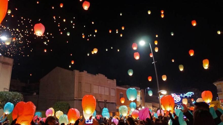 Los mejores deseos iluminan el cielo en forma de farolillo