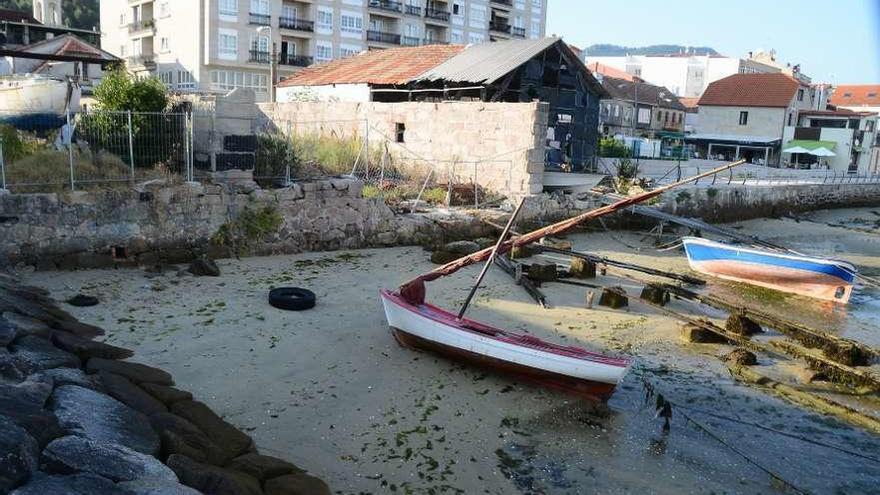 Los restos del astillero de Casqueiro y el otro de Carlagho, en el tramo interrumpido del paseo. // G.N.