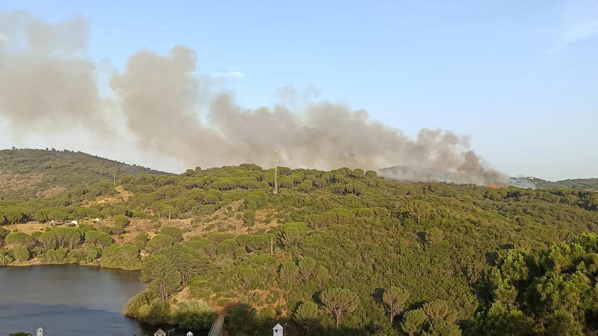 Un incendio en Las Jaras de Córdoba moviliza un fuerte despliegue del Infoca