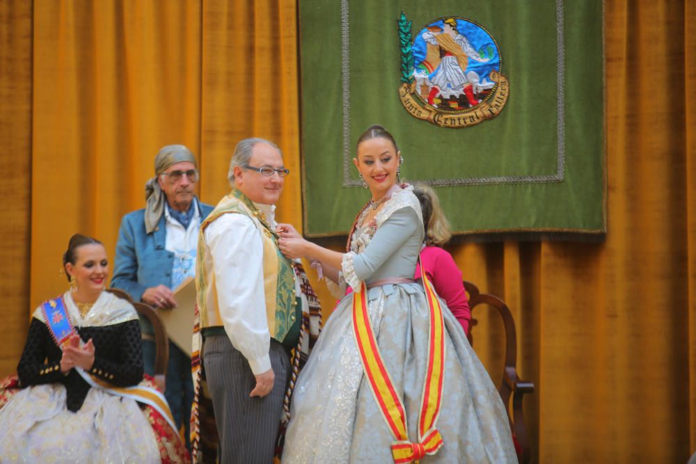 Intercambio de fotos con la fallera mayor e imposición de bunyols d'or