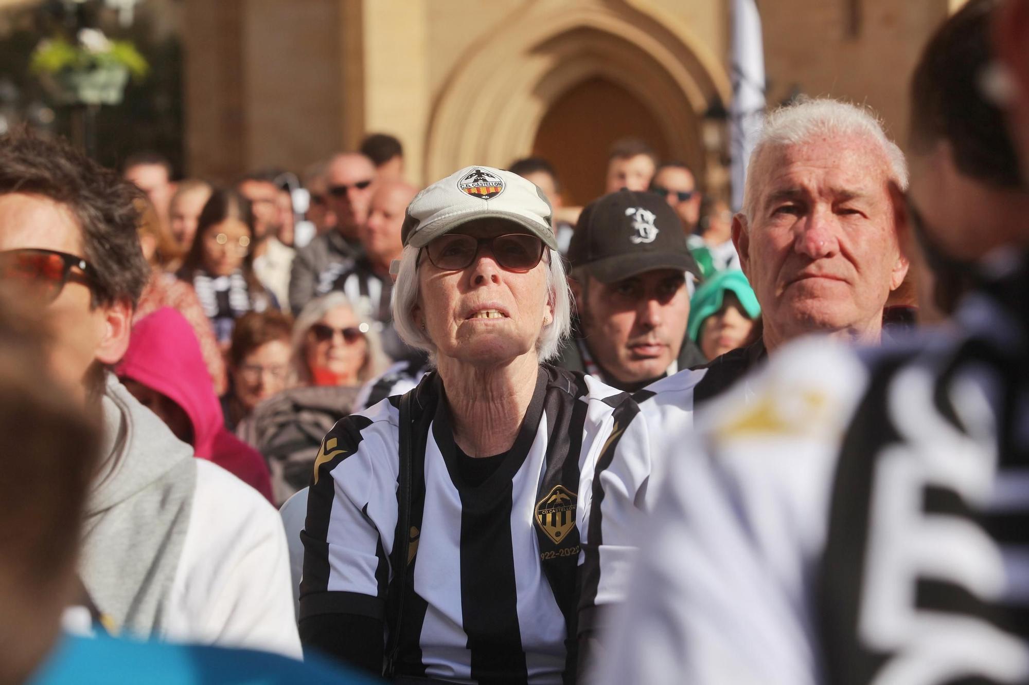 La plaza Mayor de Castelló se tiñe de albinegrismo en un día para el recuerdo