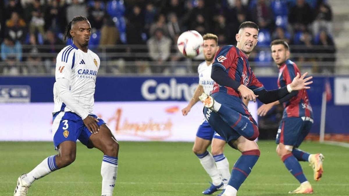 Jair intenta frenar el avance de Unzueta en del derbi en Huesca.
