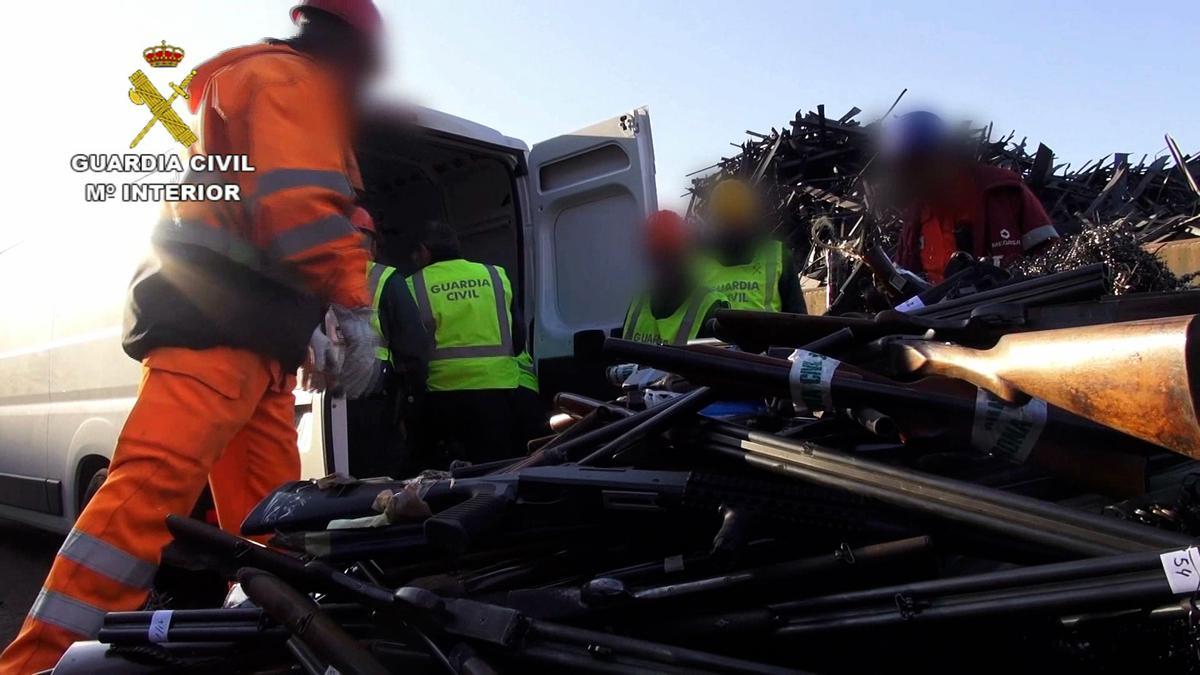 Efectivos de la Guardia Civil descargando armas.