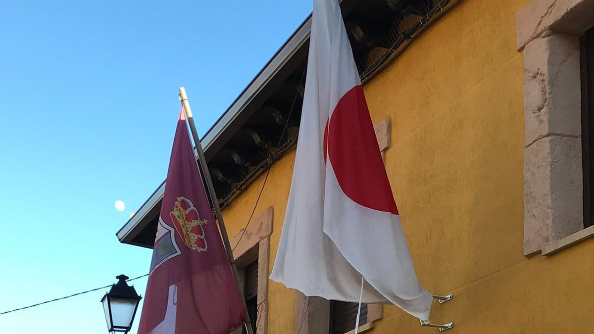 Imagen de la bandera colgada en la fachada del albergue municipal de Gormaz.