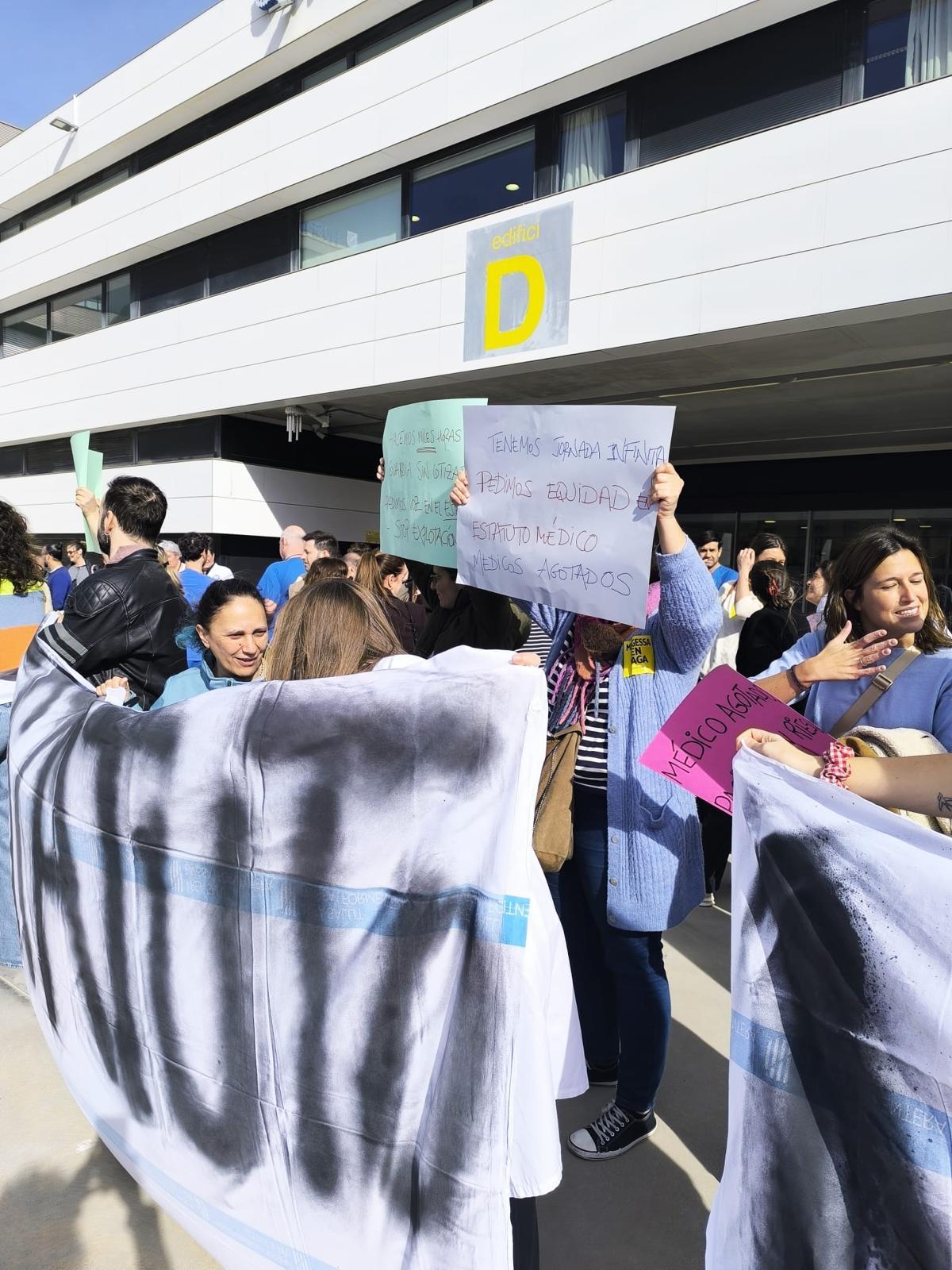 FOTO | Concentraciones de médicos en las puertas de los hospitales de Baleares contra el estatuto marco. FOTO | Concentraciones de médicos en las puertas de los hospitales de Baleares contra el estatuto marco.