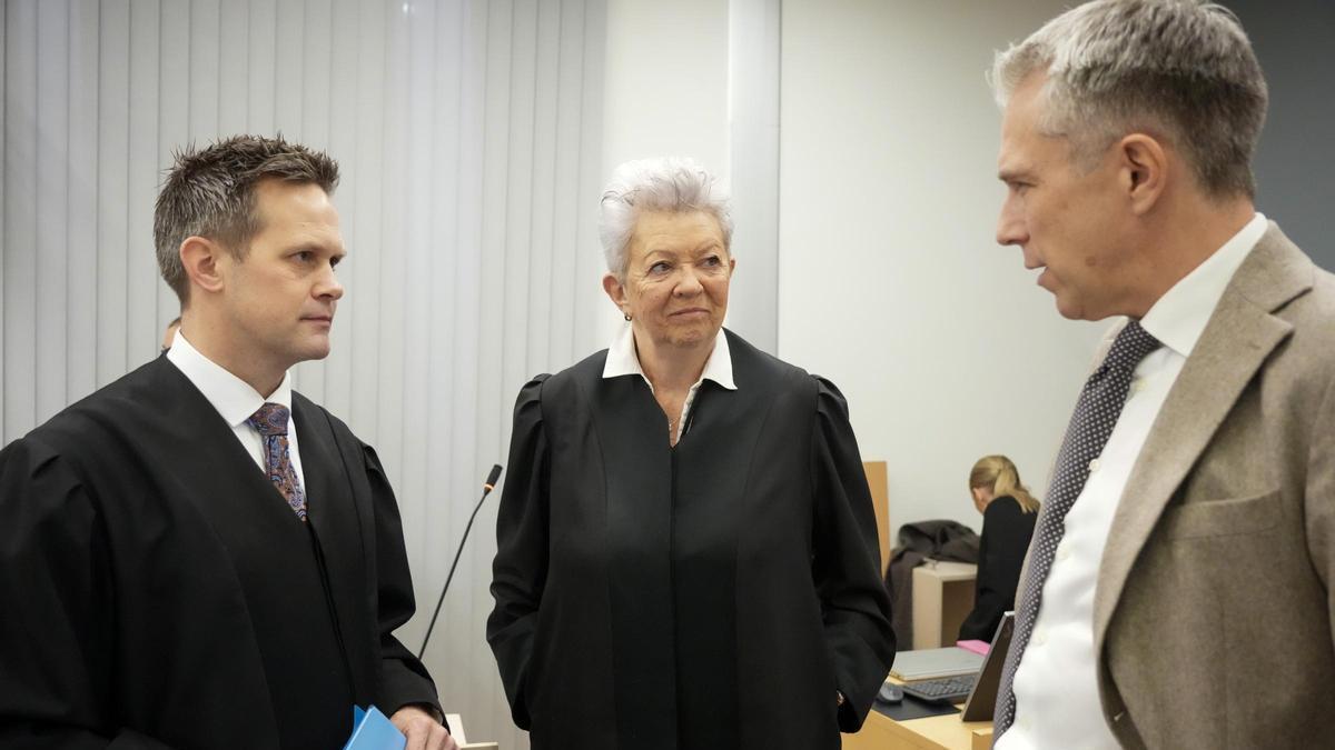 El fiscal Sturla Henriksbo y los abogados defensores de Hoiby, Ellen Holager Andenes y Petar Sekulic.