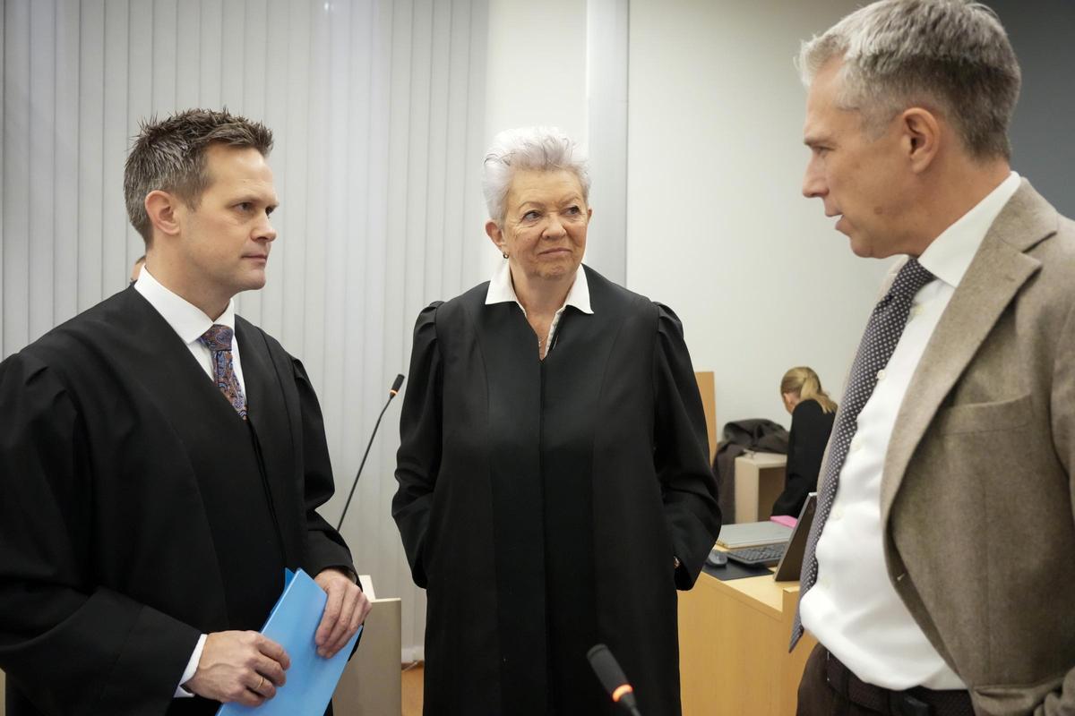 El fiscal Sturla Henriksbo y los abogados defensores de Hoiby, Ellen Holager Andenes y Petar Sekulic.