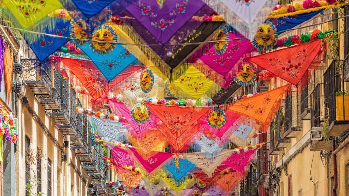 La calle del Oso de Lavapiés durante las fiestas de San Cayetano.