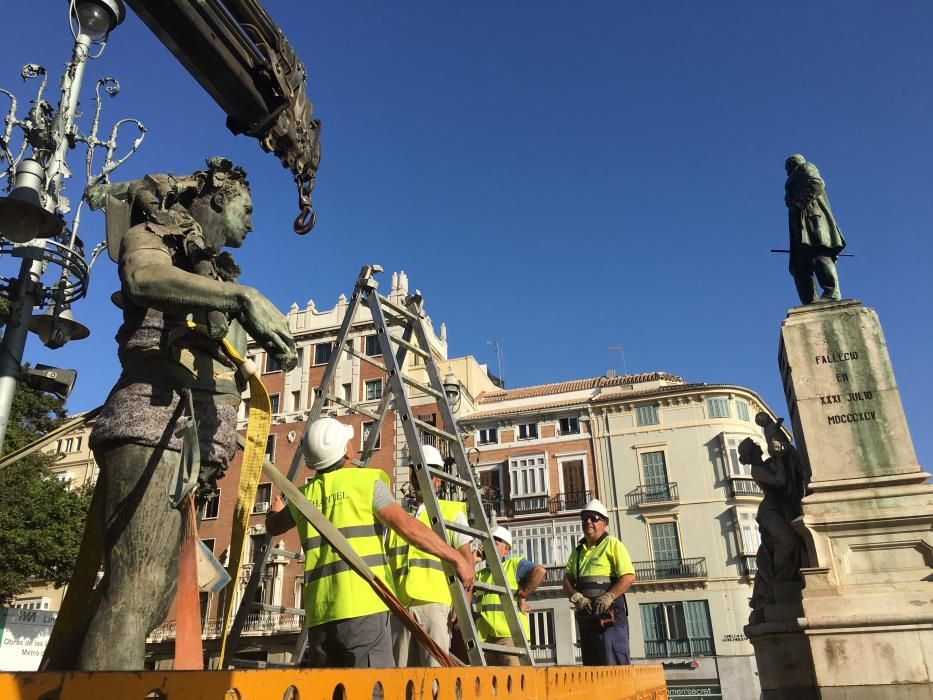 Desmontaje de la escultura 'Alegoría del Trabajo' del monumento de Larios.