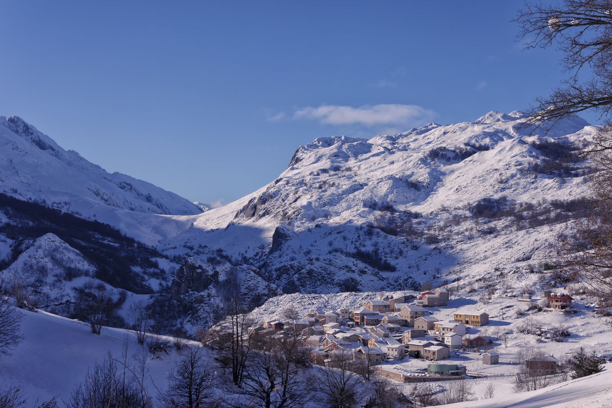 El pueblo de Sotres, en Asturias, cubierto de nieve