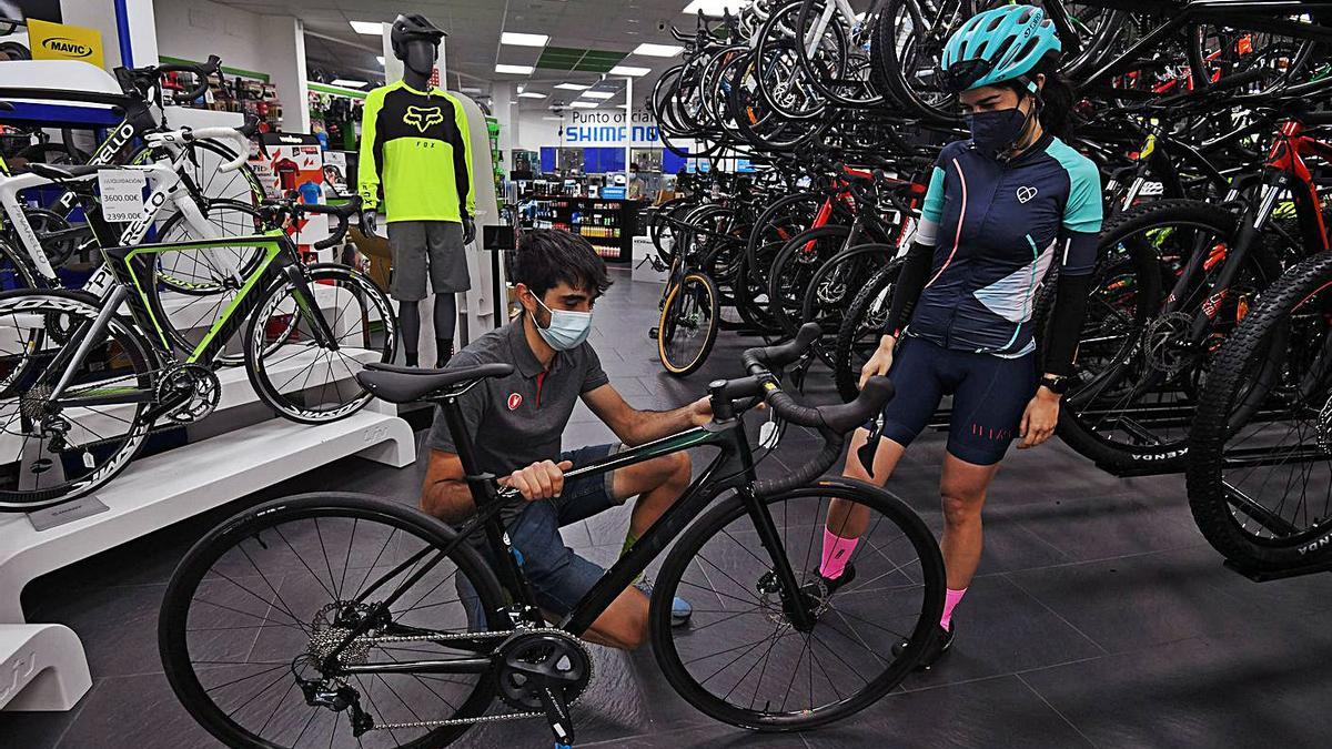 En Bicis O Con Juan Vidal aconseja sobre el equipamiento a una deportista.   | // GUSTAVO SANTOS