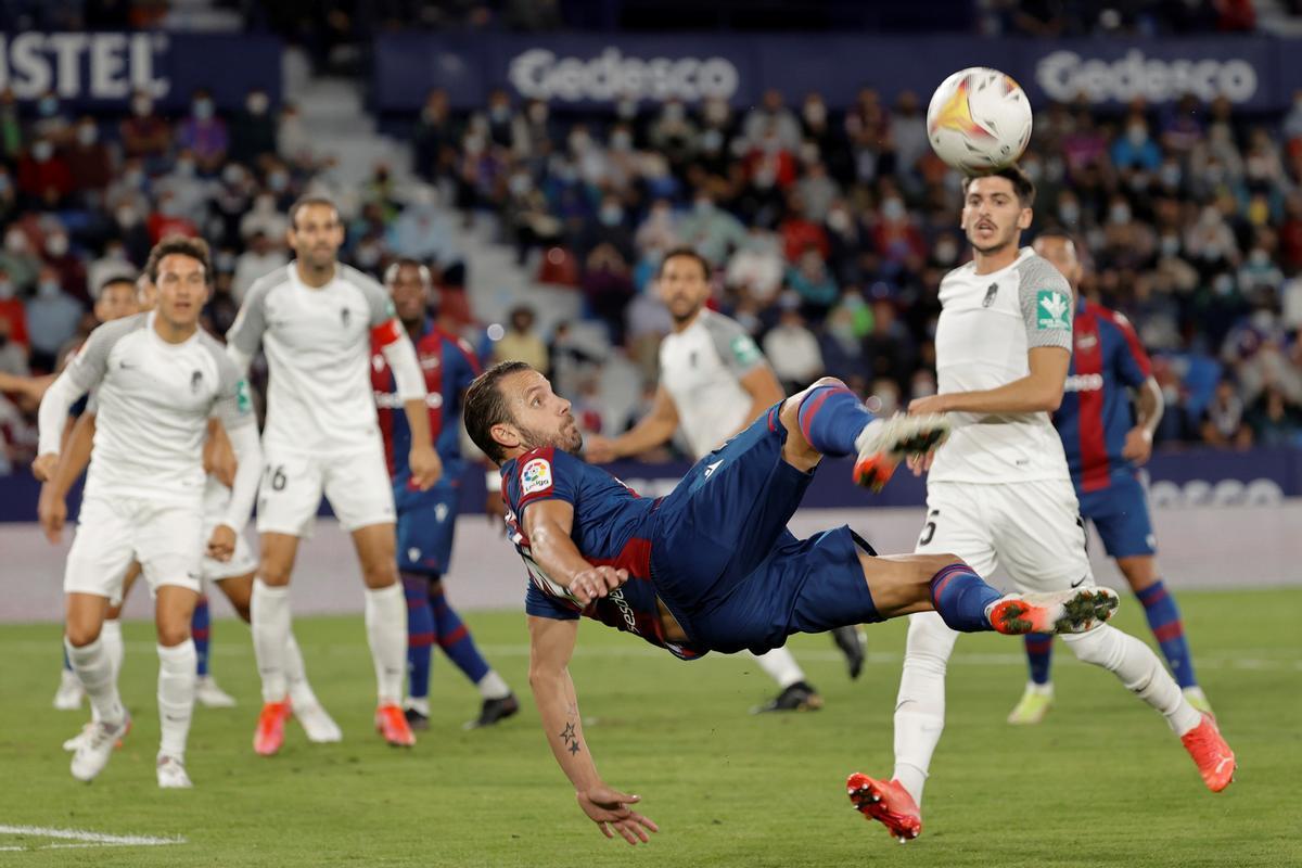Roberto Soldado trata de rematar un balón ante el Granada.