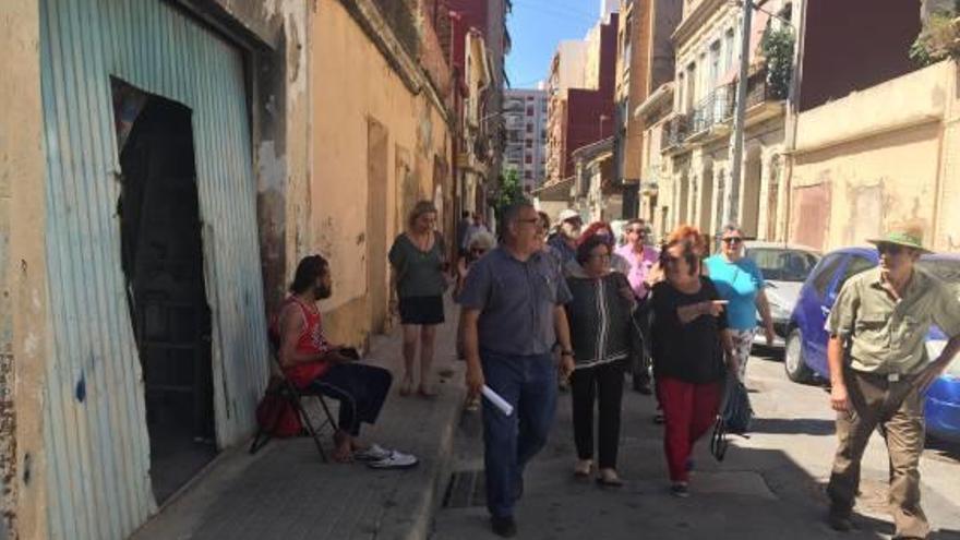 Un momento de la visita de Broseta al barrio del Cabanyal.