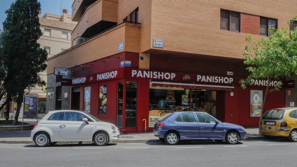 La tienda de Panishop de la avenida Juan Pablo II sufrió un atraco a punta de navaja, el viernes 5 de junio.