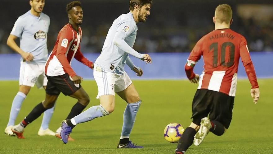 Cabral, Williams, Okay y Muniain, durante el partido Celta-Athletic de la primera vuelta, en Balaídos. // Ricardo Grobas