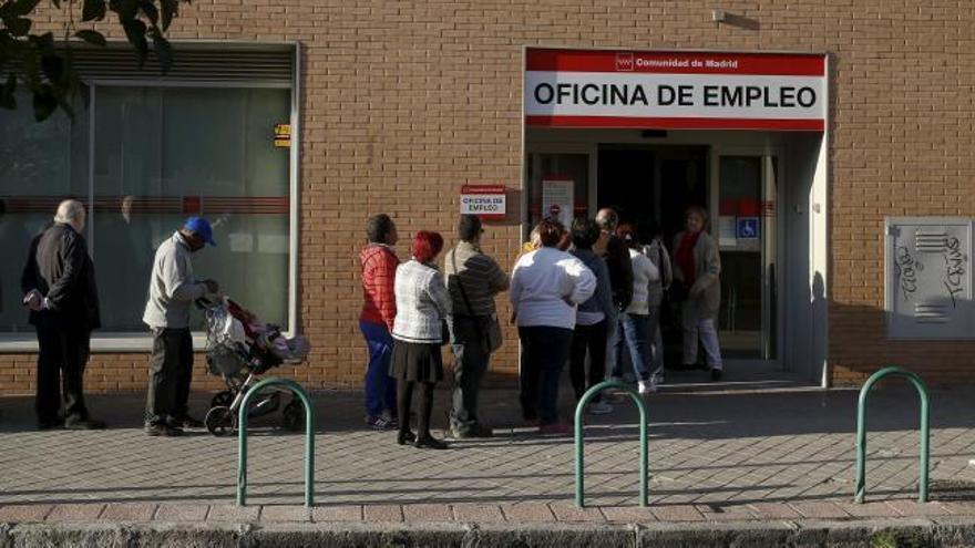 El paro registra su mayor caída mensual, con 129.281 desempleados menos