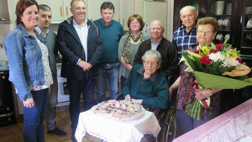 Josefa Velo, la homenajeada, ayer con su familia en Soandres y autoridades municipales.