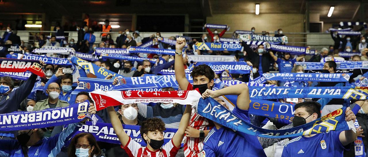 Dos seguidores del Sporting, ayer en el Tartiere, entre aficionados del Oviedo. | |  IRMA COLLÍN / ÁNGEL GONZÁLEZ