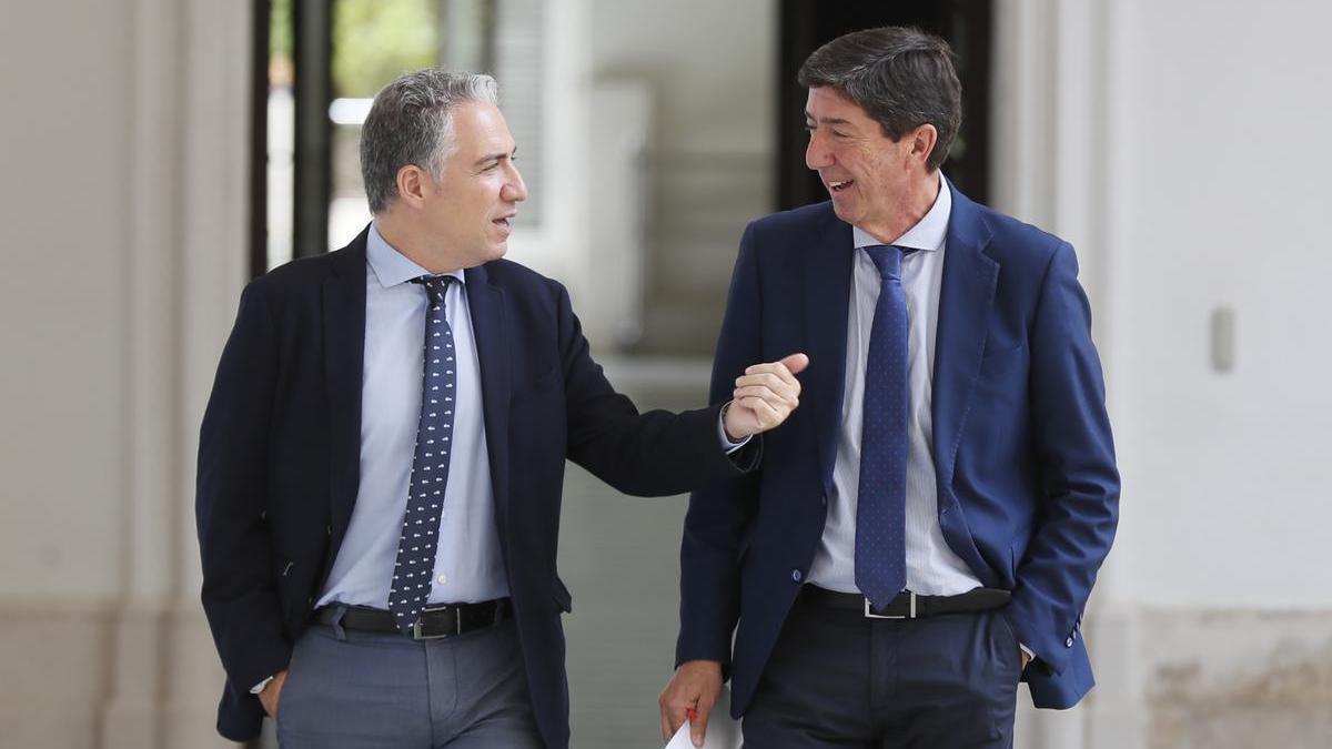 Bendodo y Marín se dirigen a la rueda de prensa posterior al Consejo de Gobierno en San Telmo.