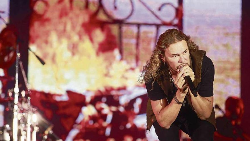 El solista de Maná, Fher Olvera, este viernes, en el concierto del grupo en Tenerife, con el que abrió su gira europea &#039;Cama Incendiada&#039;.