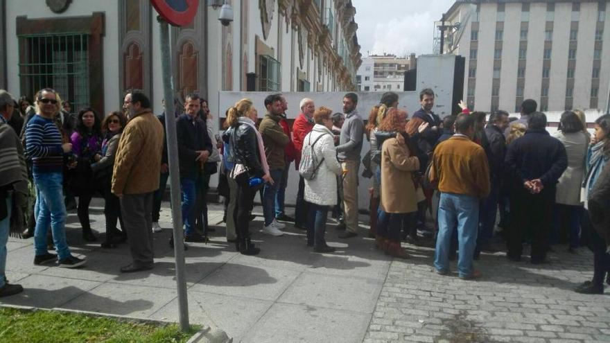 Colas en la Diputación para un casting de la serie &#039;Allí abajo&#039;