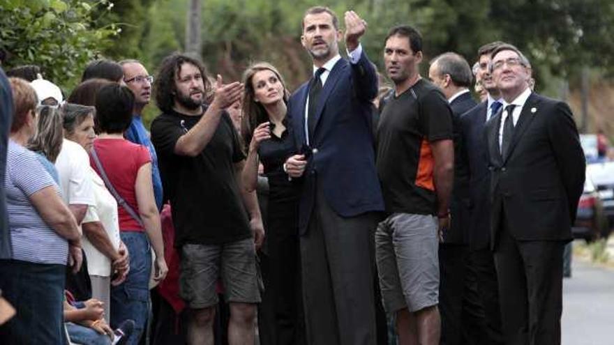 Los Príncipes de Asturias ayer con los vecinos del barrio donde se produjo el accidente.