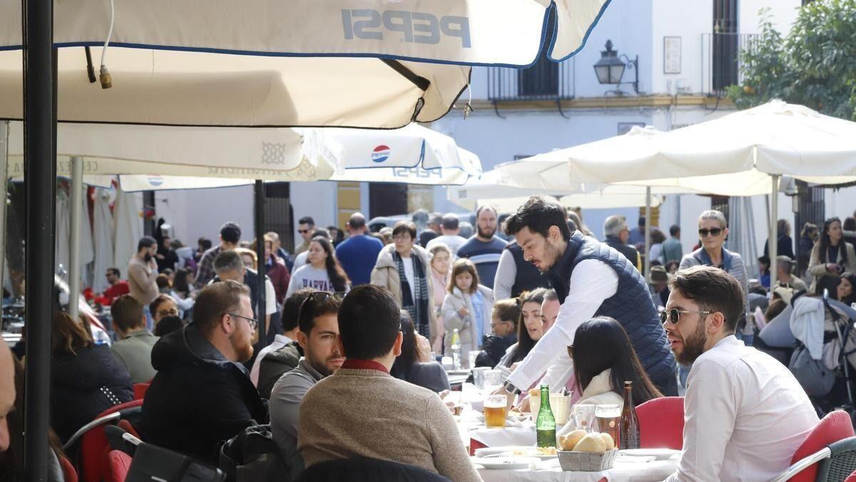 Veladores en Córdoba, para cuya instalación es necesario contar con licencia, en una imagen de archivo