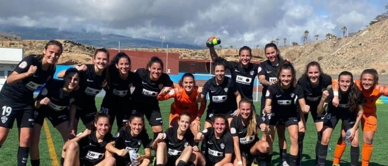 El Elche femenino celebra la última victoria en Tenerife. | E.C.F.