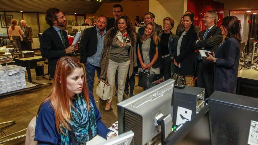 Por la izquierda, Aitor Moll, Ángel Liébana (Indelac), Pablo Sanz (Deloitte), María José González y Celestino González (Goncesco), Eva Alonso (Indelac), Begoña de la Cera (Grupo Lacera), Eva Rodríguez (Mas y Mas), Isidoro Nicieza, director general de LA NUEVA ESPAÑA, y Ángeles Rivero, directora del diario, durante la visita de los miembros de la Asociación Asturiana de Empresa Familiar a la redacción del periódico.