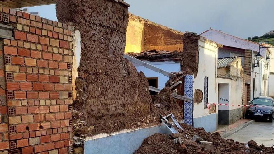 Casa que estaba en obras en la calle Llana y que ha sufrido un derrumbe por las lluvias.
