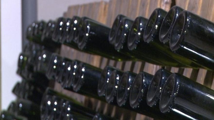 Botellas de cava en una bodega