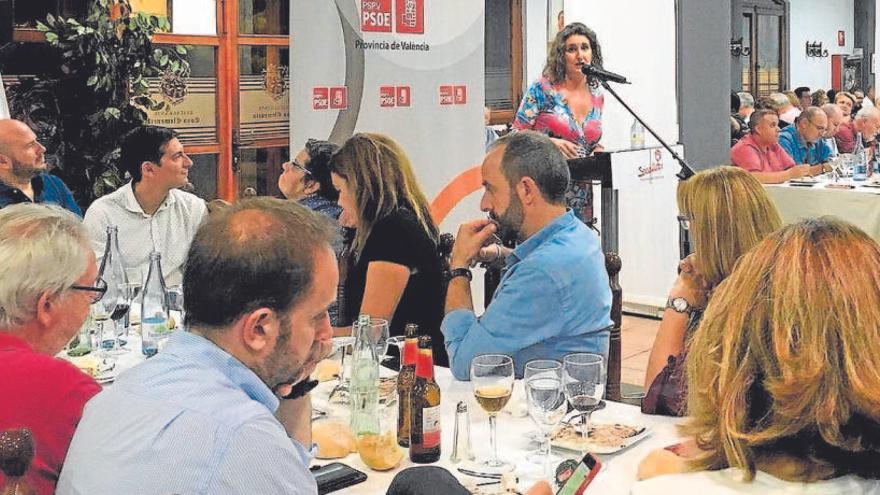 Caballero durante la cena de los socialistas; en la primera mesa Gaspar, Rafa García y Sandra Gómez.