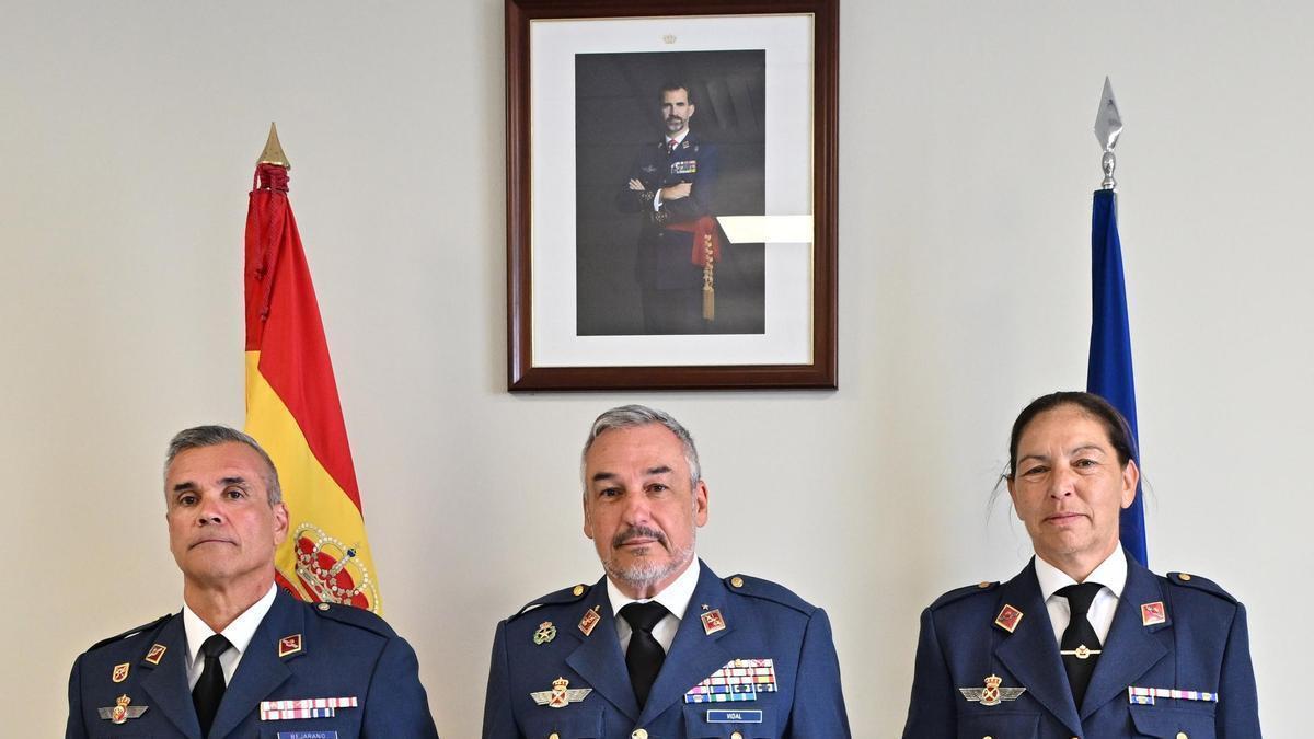 De izquierda a derecha, el teniente coronel Pastor, el general Vidal y la comandante García