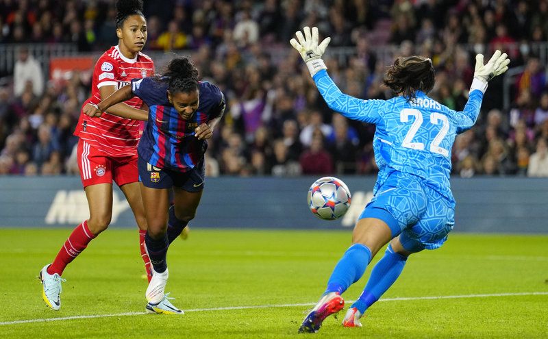 Geyse Ferreira remata de cabeza en el partido de Champions en el Camp Nou ante el Bayern del presente curso | EFE