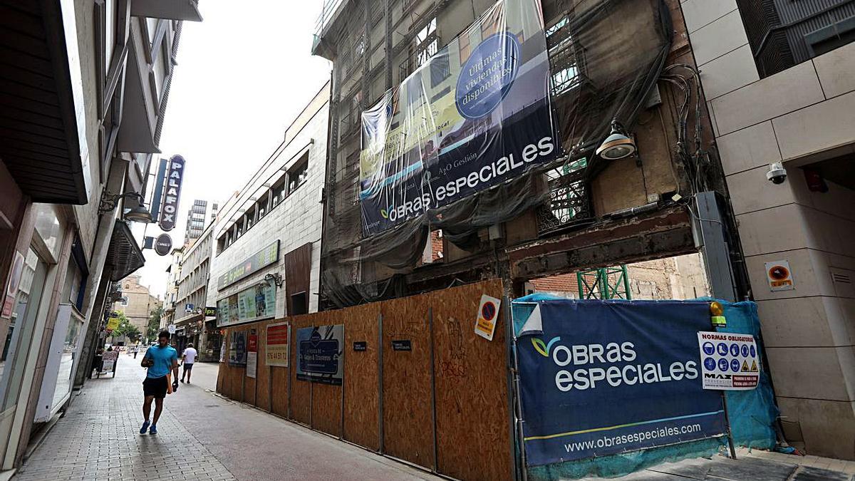 Un gran bloque de viviendas en construcción en la calle Cinco de Marzo. | ANDREEA VORNICU